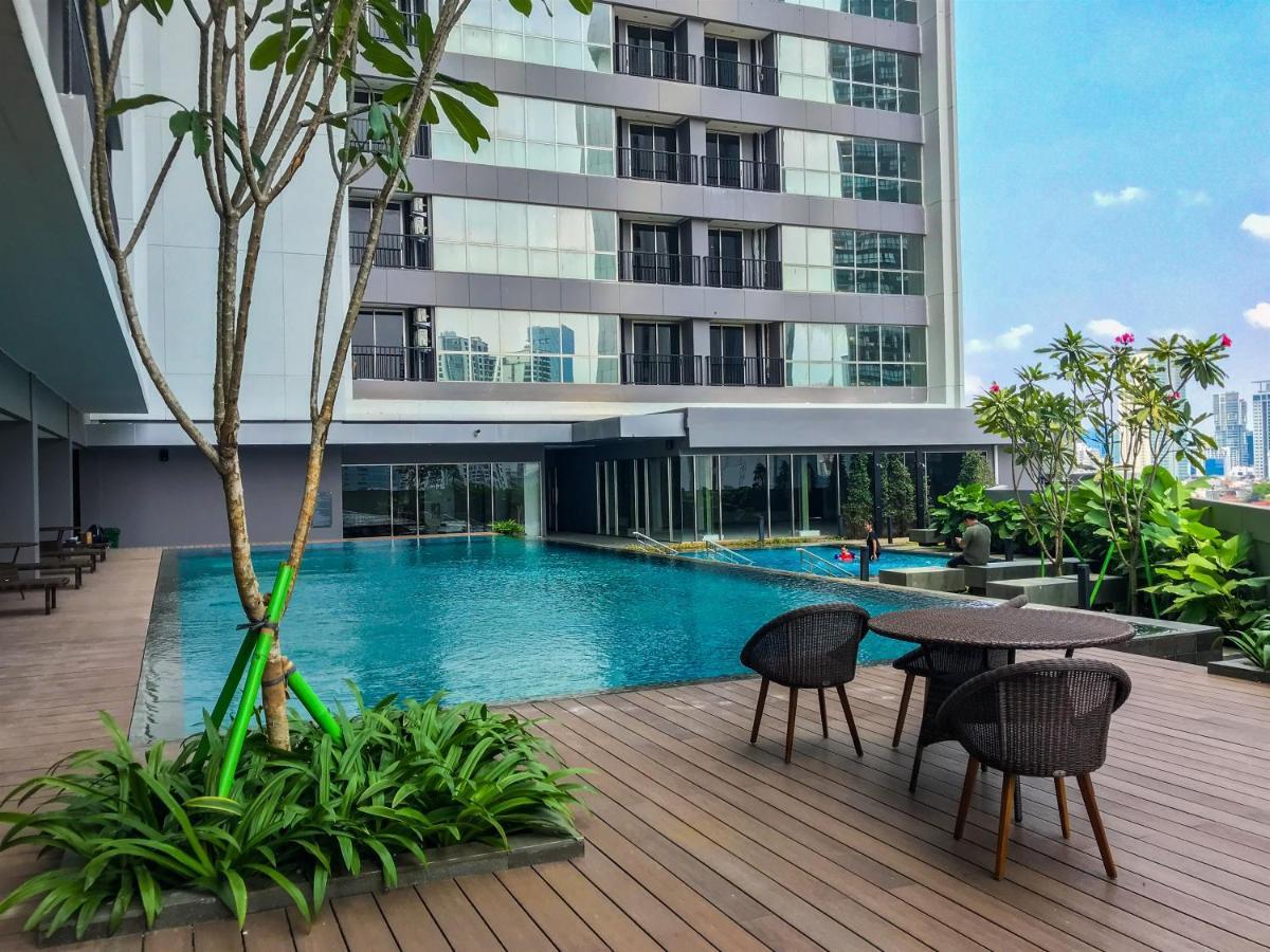 Modern 1br At Ciputra World 2 By Travelio Jakarta